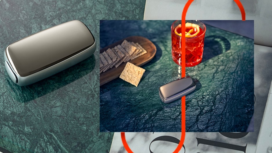 Úspora pri zahrievaní tabaku v porovnaní s fajčením - zariadenie Ploom X na modrom pozadí