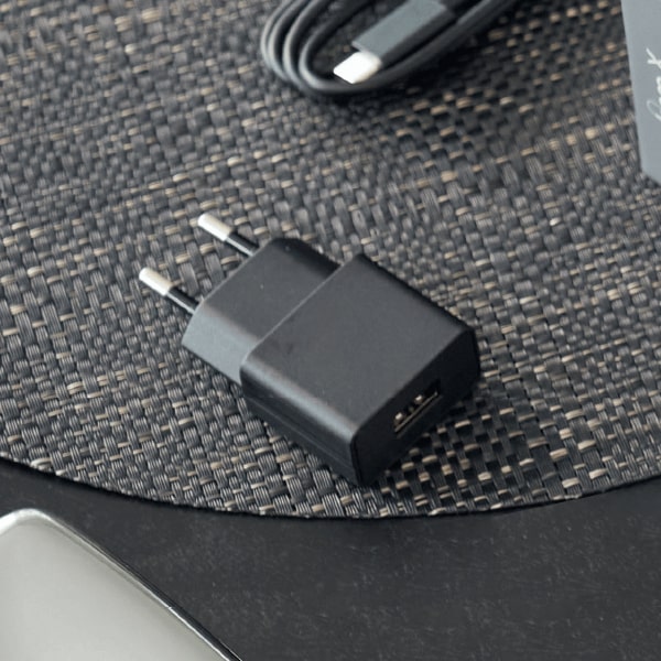 Príslušenstvo Ploom X Advanced - sieťový adaptér a nabíjací usb kábel - pozadie sivé